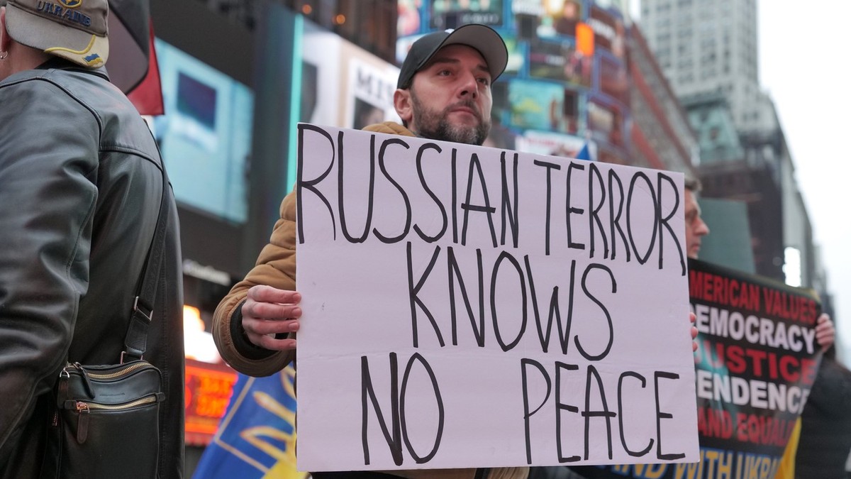New York, 30 martie. Un manifestant pro-Ucraina ține o pancartă în care afirmă că „Teroarea rusă nu cunoaște pace” Foto: Profimedia