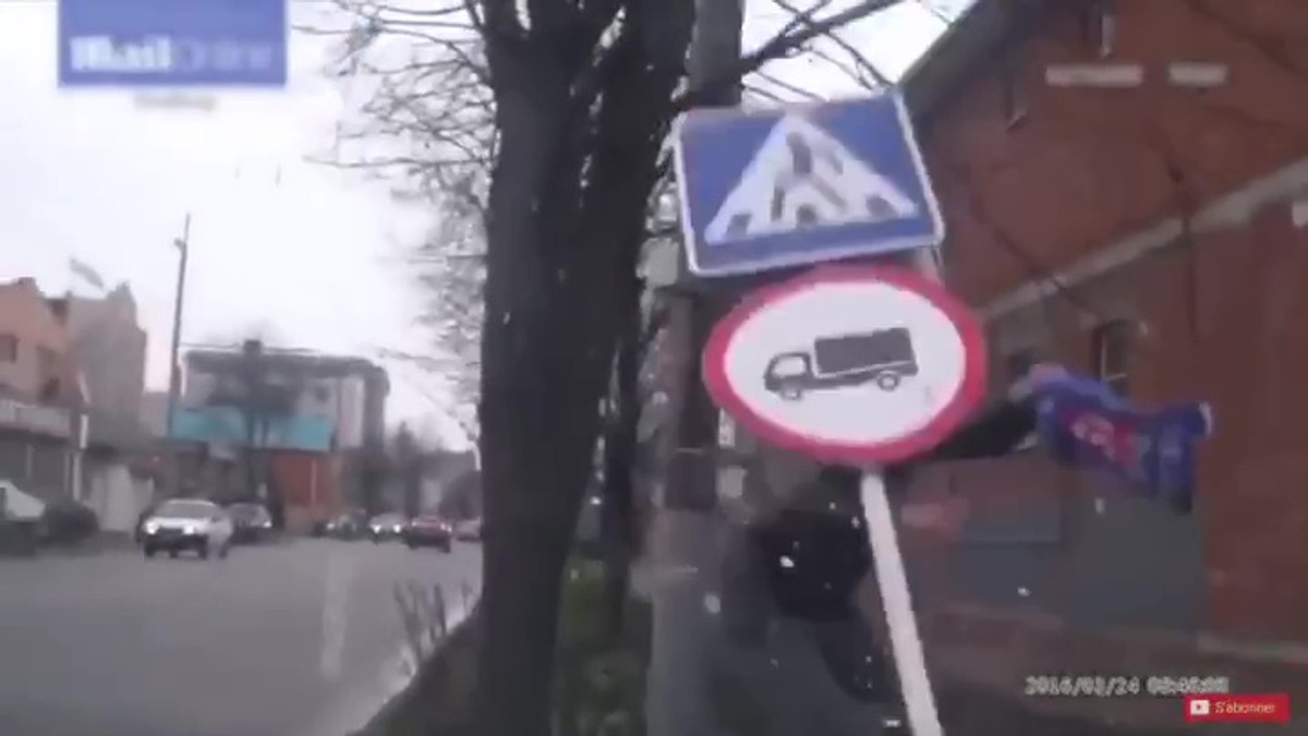 Un bărbat a fost lovit în cap de un semn de circulație