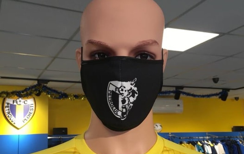 Clubul Petrolul Ploiești face măști-suvenir: “E un obiect pentru suporteri, să ne amintească de momentele grele”