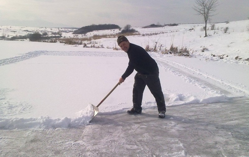 Un sibian a amenajat singur un patinoar natural