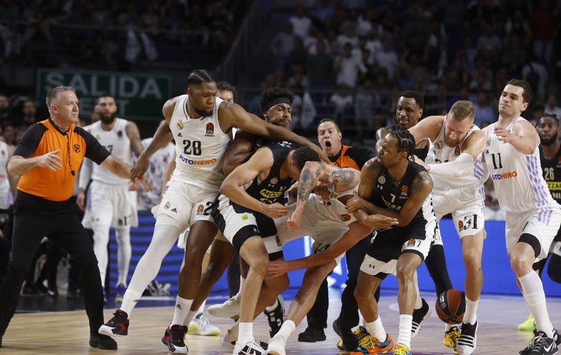 Meciul de baschet Real Madrid - Partizan Belgrad, din Euroliga de baschet, abandonat după o bătaie generală: „Ar trebui să meargă la închisoare”