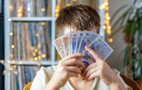 Alocația pentru copii, redusă la 100 de lei în cazul elevilor chiulangii, propune UDMR într-un proiect de lege