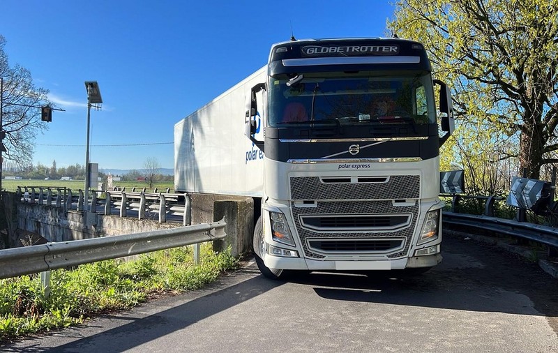 Șofer român de TIR amendat cu 87 de euro în Italia, după ce a blocat camionul pe un pod. Va plăti și cheltuielile serviciilor de deblocare