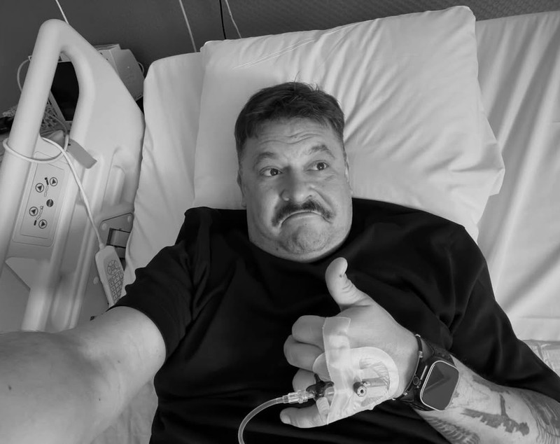 Imaginea cu Mihai Bobonete pe patul de spital care s-a viralizat în mediul online: „Îmi arde de operații”