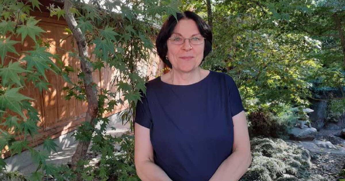 Camelia Nakagawara, profesoară de japoneză, în timp ce stă în grădina sa