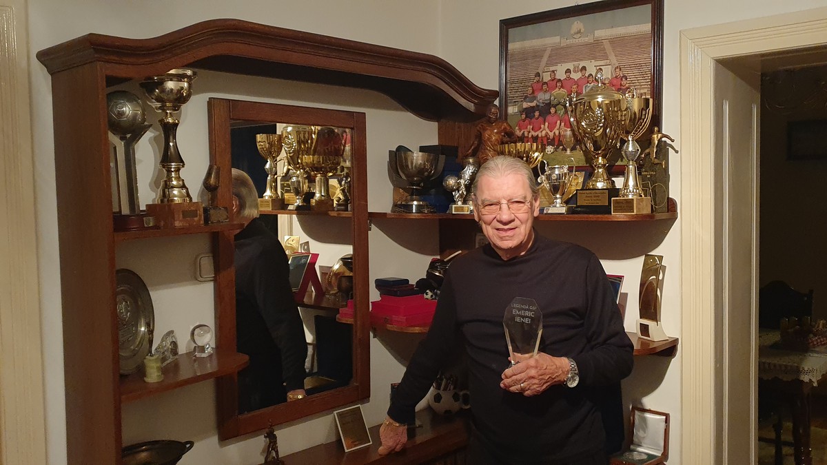 Acasă la Ienei, în colțul trofeelor, cu trofeul “Legendă GSP”, acordat în acest an de Gazeta Sporturilor