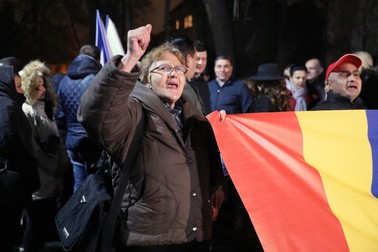 Susţinători PSD în faţa sediului partidului