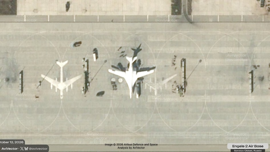 Fotografie din satelit a bazei aeriene Engels-2 din Rusia, în care se observă bombardiere strategice staționate pe pistă.