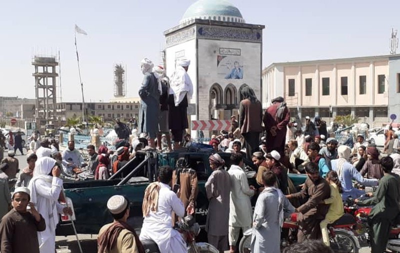 Talibanii au ajuns la 70 de kilometri de Kabul și continuă ofensiva spre capitala Afganistanului