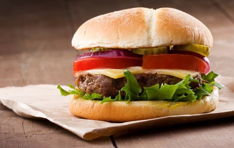 Pofta de hamburgeri i-a costat 3.350 de euro pe trei australieni