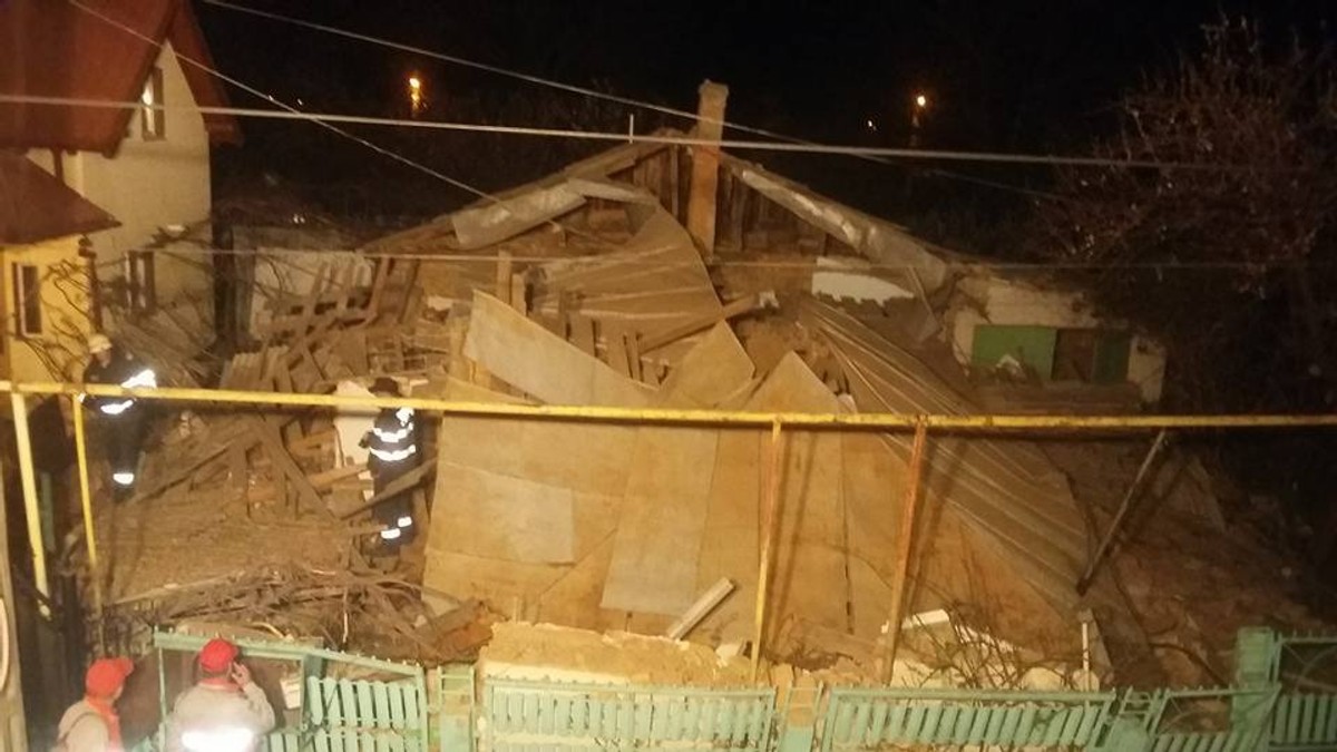 Casă prăbușită peste o bătrână, în urma unei explozii puternice în Roman