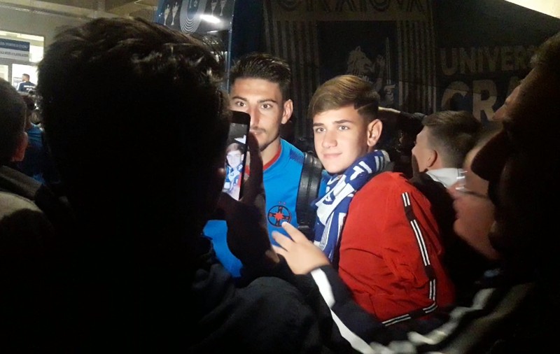 VIDEO | Miracol în Bănie. Fanii Craiovei au făcut selfie, în miez de noapte, cu fotbaliștii de la FCSB. În schimb, Mihai Stoica a fost înjurat ca la ușa cortului