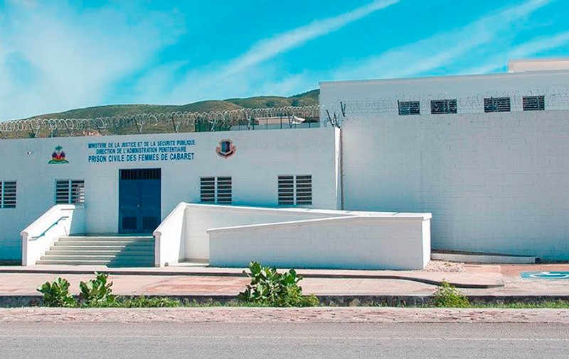 Deținutele dintr-o închisoare din Haiti au evadat în masă, după ce i-au imobilizat pe agenții de pază