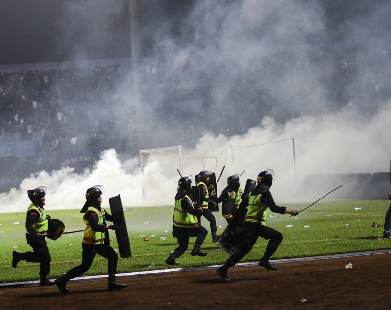 Violențe urmate de o busculadă pe un stadion de fotbal, în Indonezia. Cel puțin 125 de persoane au murit