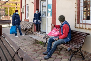 Ghişeul poştal este unul dintre cele mai aglomerate locuri din Malu