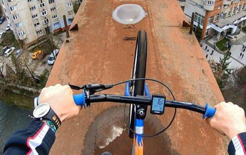 Flaviu Cernescu s-a plimbat cu bicicleta pe funicularul din Reșița. Risca oricând să cadă de la zeci de metri înălțime / VIDEO