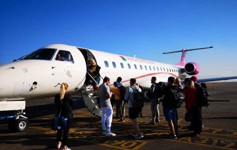 Dupã un zbor de aproape 24 de ore, cei 21 de membri ai celor trei triburi au ajuns în Madagascar | FOTO