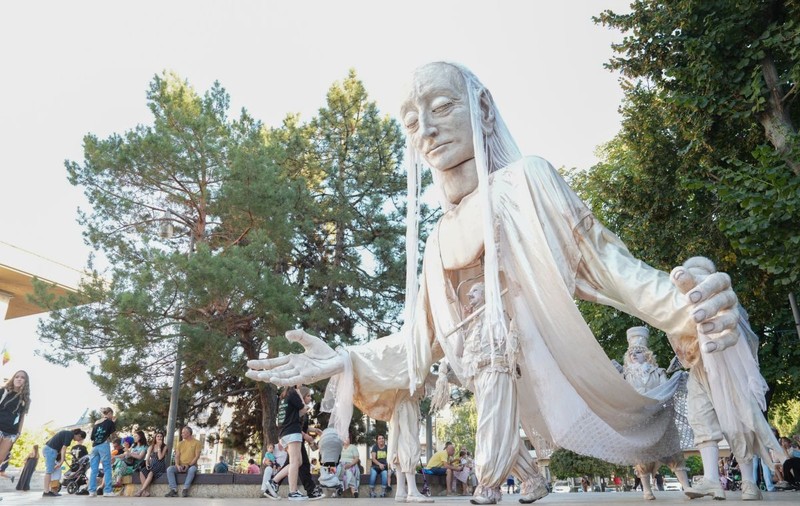 Păpuși gigant au defilat pe străzile din Craiova la Festivalul Puppets Occupy Street