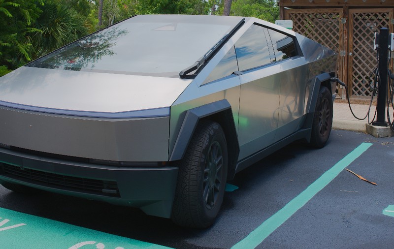 Un șofer a plecat în vacanță și a lăsat Cybertruck-ul Tesla la încărcat 14 zile. Ce s-a întâmplat când s-a întors și a vrut să pornească mașina