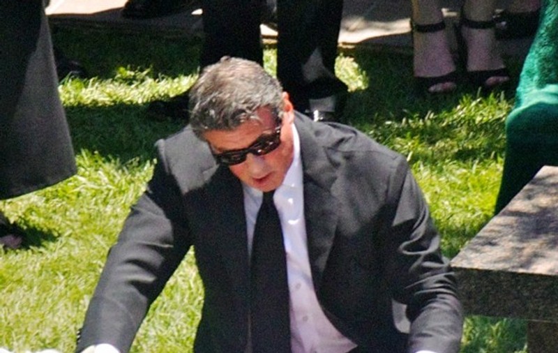 Sylvester Stallone, îngenuncheat de durere la înmormântarea fiului său. Își ia ”ADIO” cu lacrimi, sărutându-i sicriul  | FOTO