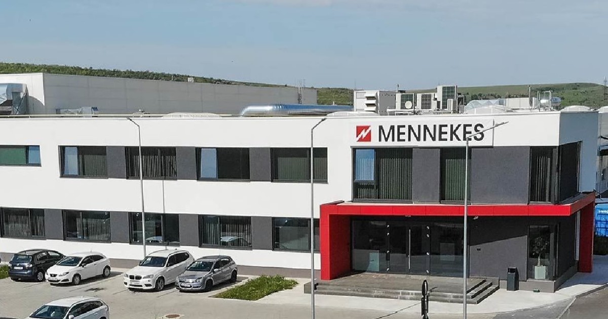 Fabrica Mennekes din Iasi, in parcare sunt mai multe masini