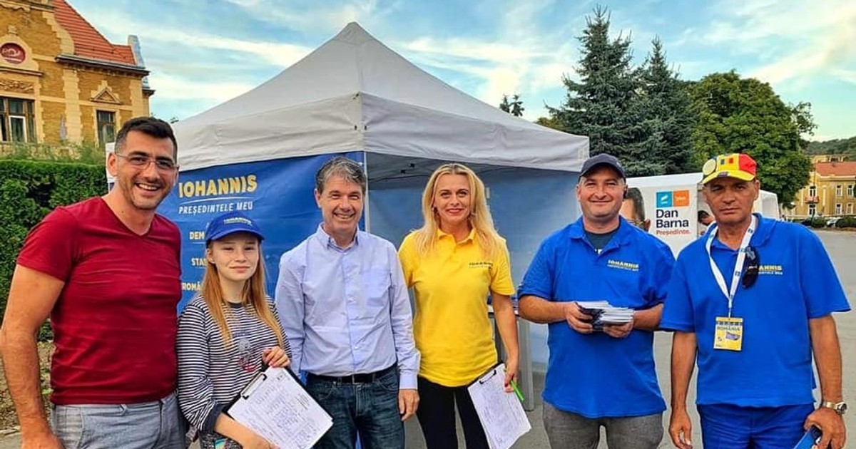 Codreanu, al doilea din dreapta, în campanie pentru președintele Iohannis. În imagine, apar nașul său, Adrian Oprică, și primarul George Scripcaru