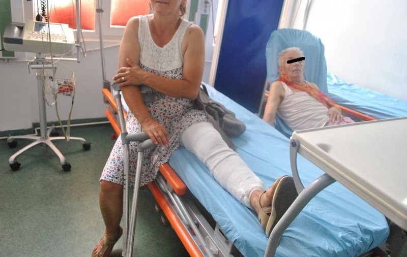 Femeie lovită de o maşină a poliţiei lăsată în pantă. A ajuns de urgență la spital