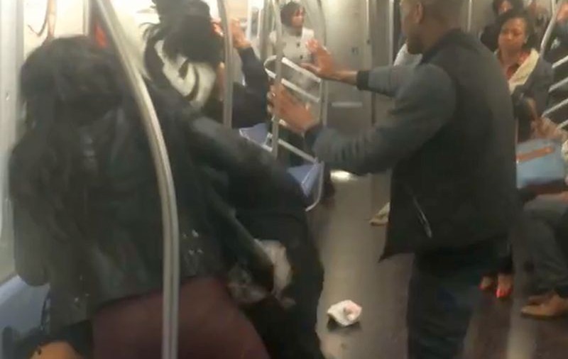 S-a lăsat cu scandal! Bătaie generală într-un vagon de metrou | VIDEO