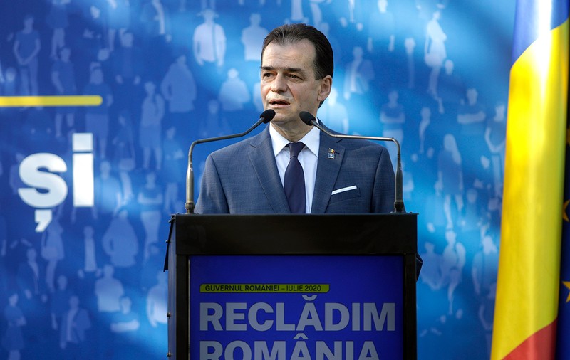 Timpul trece, reclădirea merge și nu prea. Cum au apărut afișele electorale înaintea programului “Reclădim România”
