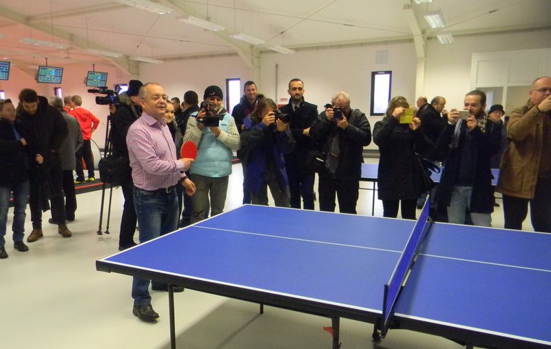 Emil Boc a inaugurat o bază sportivă parțial funcțională. Primarul Clujului a jucat ping pong cu vicepremierul Vasile Dîncu