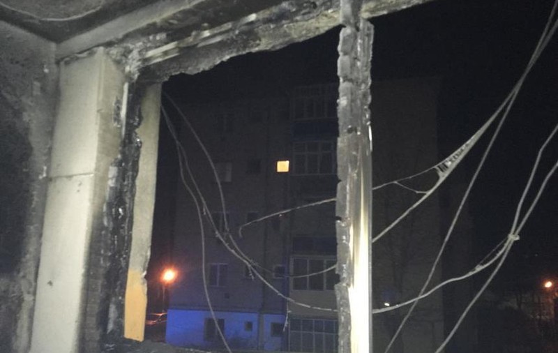Zeci de răniți și evacuați, după un incendiu la un bloc din Târnăveni. Cauza dezastrului: o țigară uitată aprinsă