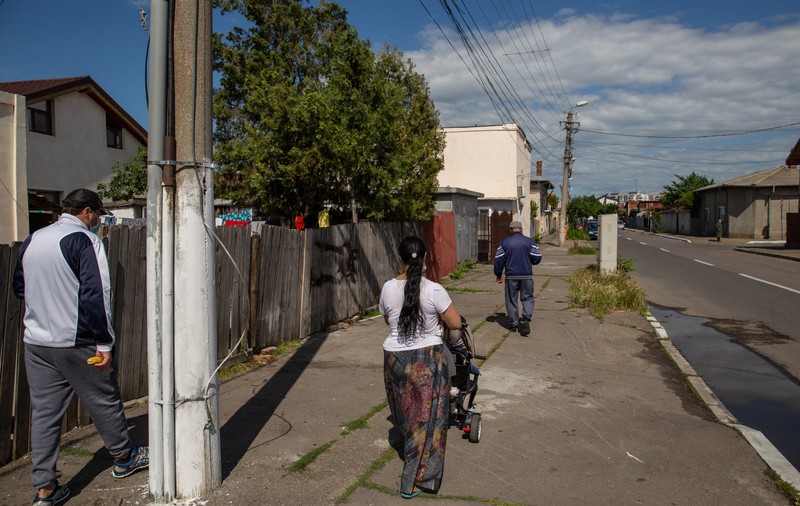 În cartierul Poştă din Buzău, carantina a trecut, supărarea pe autorităţi a rămas: “Ne-au băgat în spital ca să sperie lumea”
