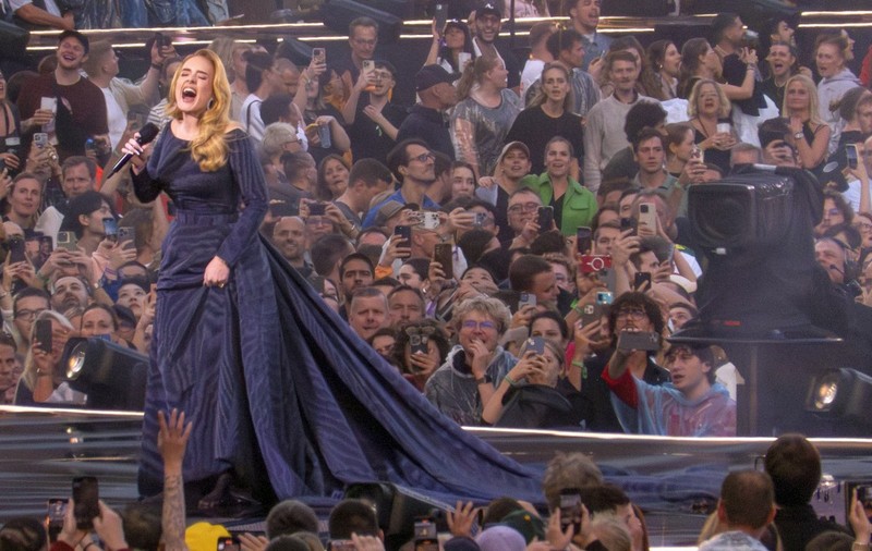 Decizie neașteptată a germanilor. Au interzis jurnaliștilor să o fotografieze pe Adele în concert la München, dar publicul are voie cu telefoane mobile