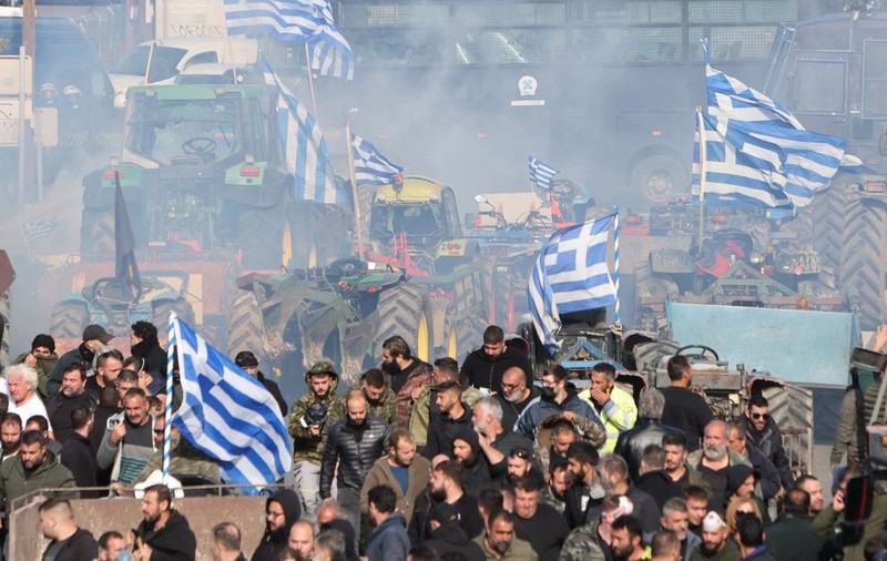Fermierii greci au declanșat proteste naționale, după ce UE a întârziat plata ajutoarelor pentru agricultură: „Trebuie să dea socoteală”