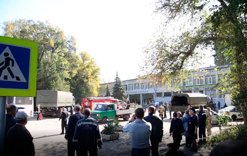 Masacrul din Crimeea | Asistenta medicală care a ajutat victimele este chiar mama atacatorului! A încercat să se sinucidă după ce a aflat ce a făcut fiul ei