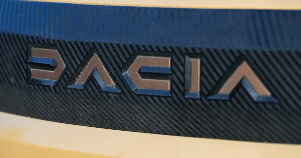 O mașina cu logo-ul Dacia
