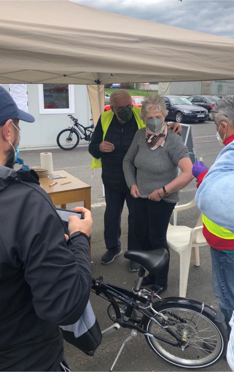 Doamna Elena și bicicleta care i-a adus prioritate la vaccinare.