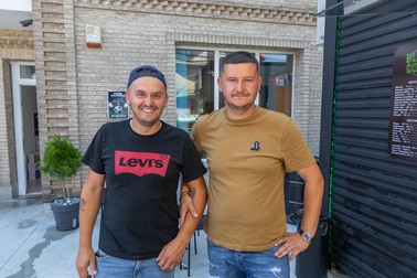 Frații Vasile și Ioan, în fața cafenelei lor din Cajvana