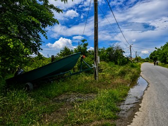 Barcă parcată în fața casei