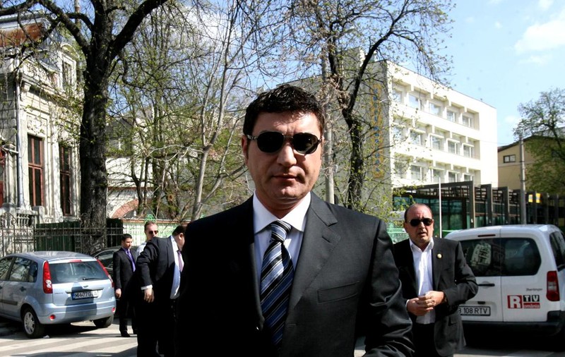 Câinii păzesc terenul pe care mama lui Cristi Borcea face blocuri de 200.000.000 de euro!