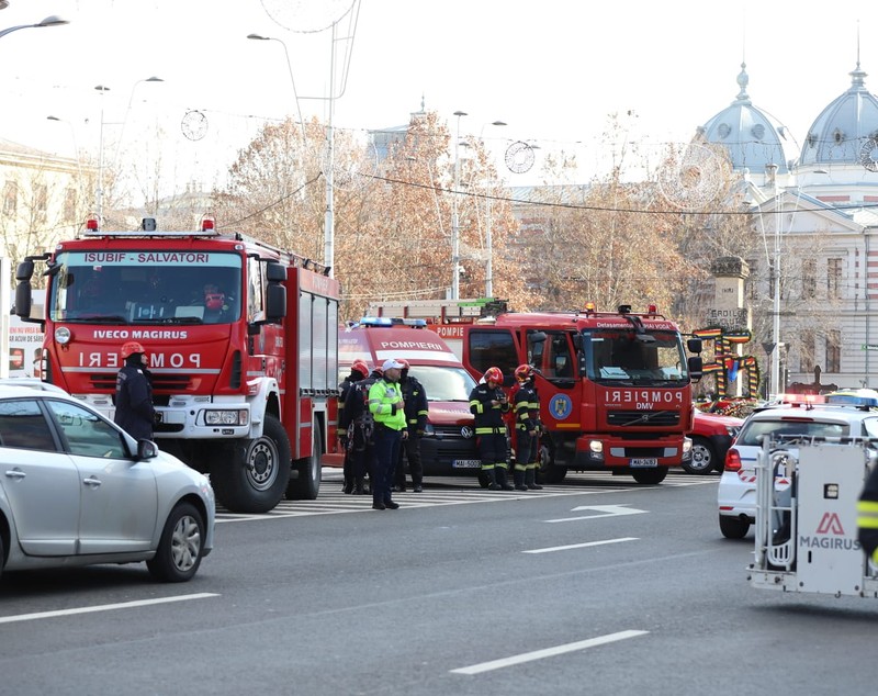 „Stegarul dac” s-a urcat pe clădirea Universității București, care se reabilitează. Au venit polițiștii și pompierii, iar circulația a fost afectată