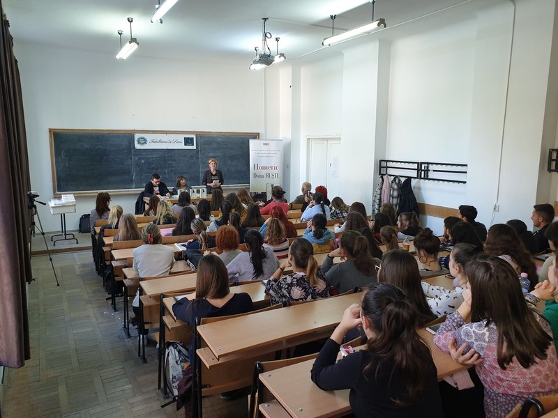 Elevi în bănci