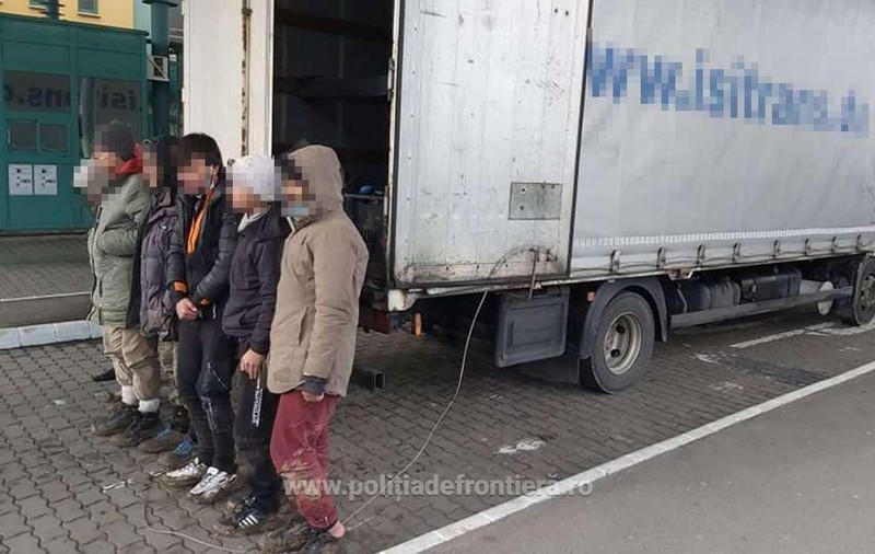 Un șofer turc de TIR a sunat la 112, după ce a auzit zgomote în remorcă. Ce au descoperit polițiștii arădeni