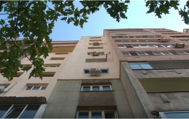 O femeie a murit, după ce s-a aruncat de la etajul al treilea al unui bloc din Ploiești
