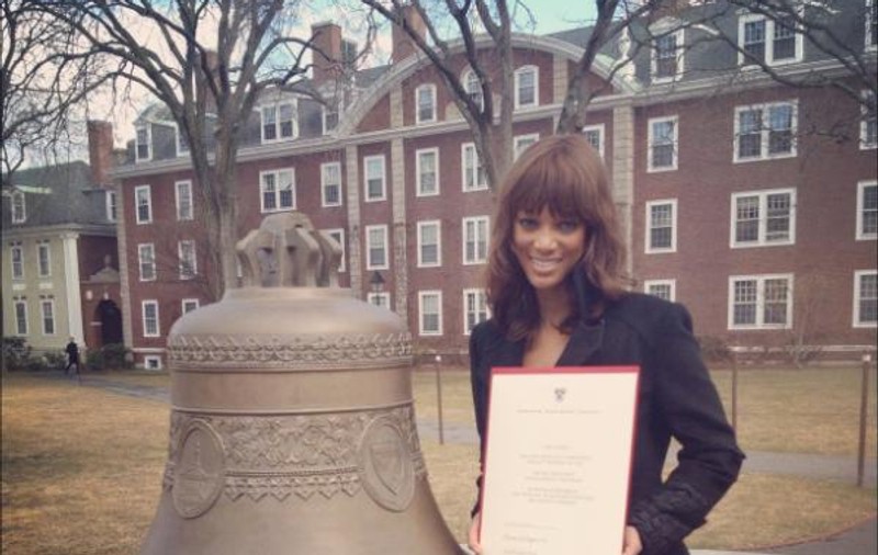 Și frumoasă și deșteaptă! Tyra Banks a absolvit Școala de Afaceri, la Harvard, și se mândrește cu asta pe Twitter! FOTO