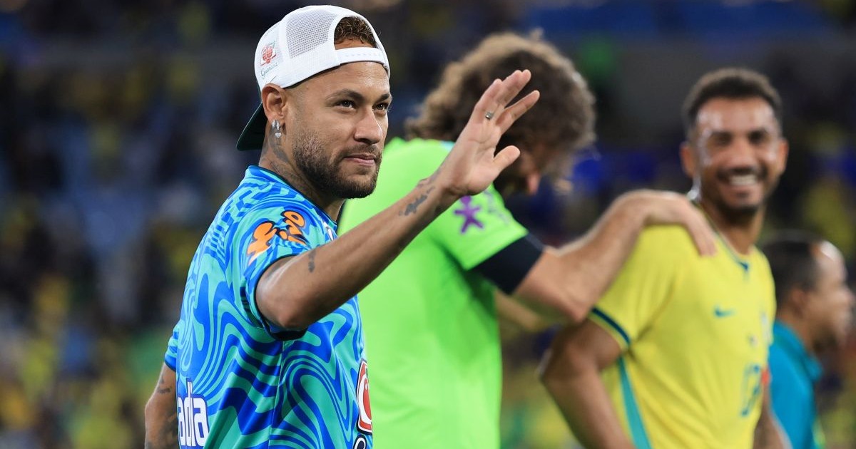 Neymar, în tricoul albastru, salutând fotografii