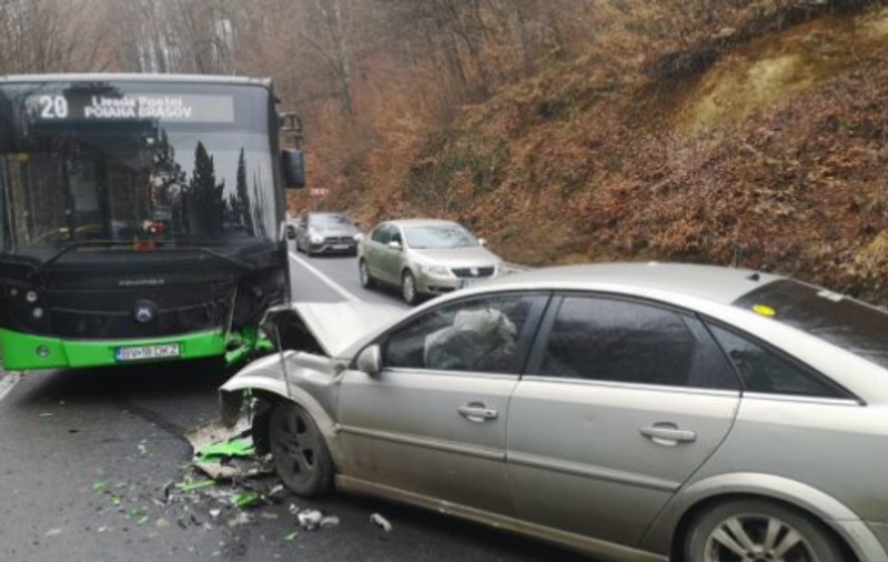 Șase persoane au fost rănite, după un accident între un autobuz și o mașină, pe drumul spre Poiana Brașov