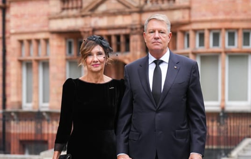 Cum s-au îmbrăcat Carmen și Klaus Iohannis la înmormântarea reginei. Imagini publicate de stilista Primei Doamne