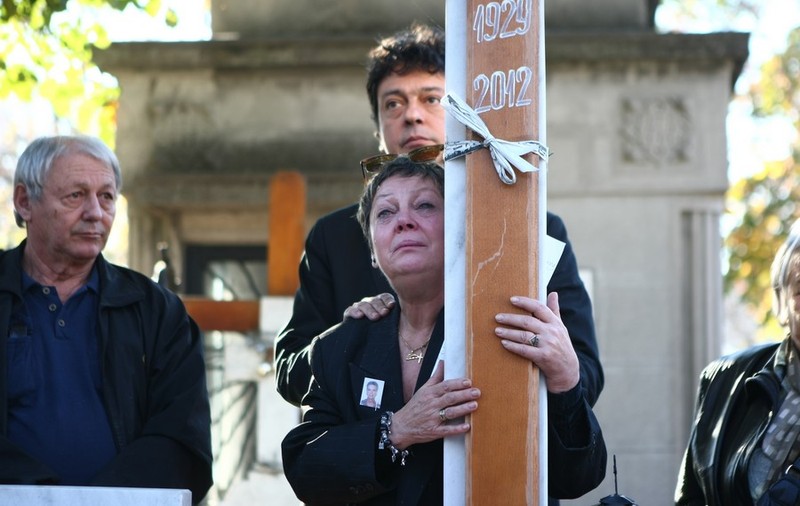 ANCA PANDREA, SFÂŞIATĂ de DURERE la PARASTASUL LUI IURIE DARIE, la un an de la MOARTEA MAESTRULUI! FOTO&VIDEO