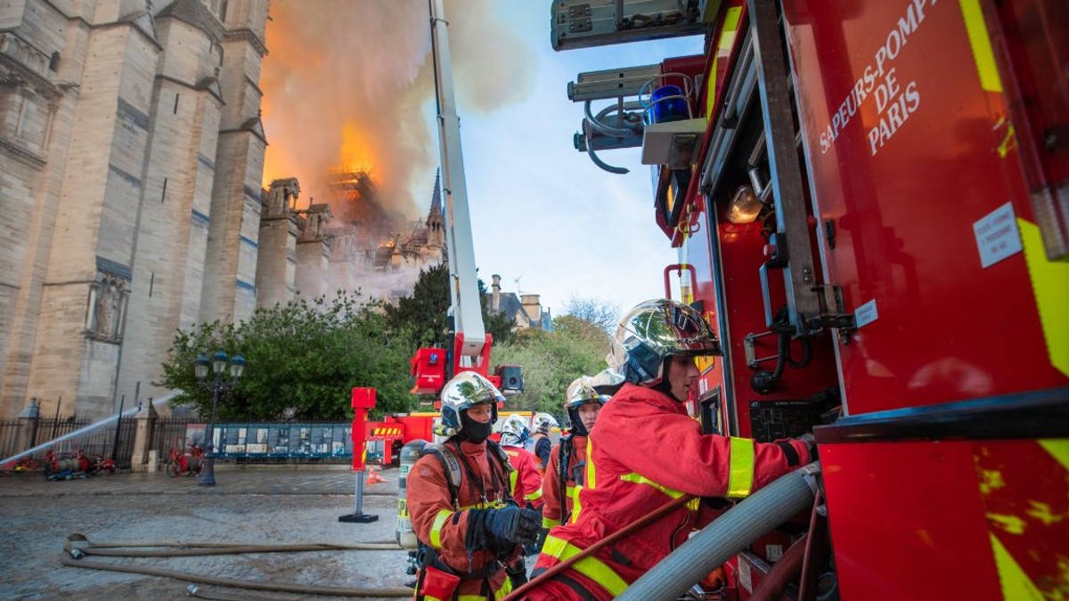 Incendiu de proporții la Catedrala Notre-Dame din Paris